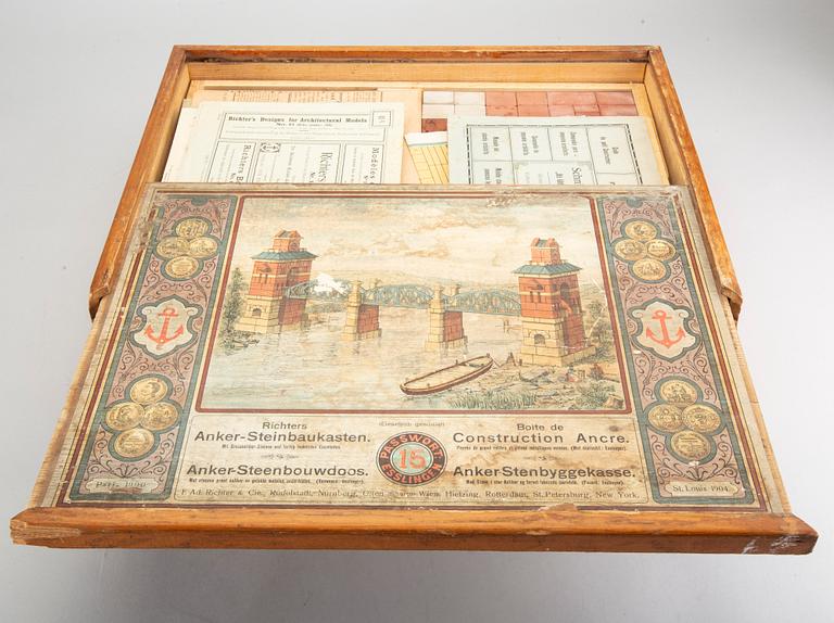 RICKTER´S STONE BUILDING BLOCK SET. EARLY 20TH CENTUARY, GERMANY.