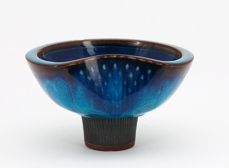 A Wilhelm Kåge 'Farsta' stoneware bowl, Gustavsberg 1950's.