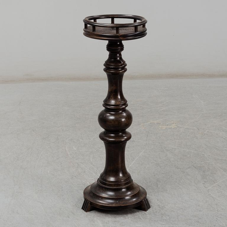 PIEDESTALER, 2 st, 1900-talets första hälft.