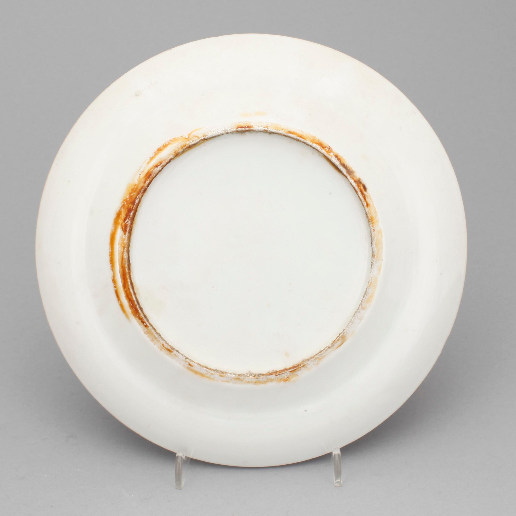 TALLRIKAR, 2 st samt VAS, porslin, Kanton, Kina,1800-tal.