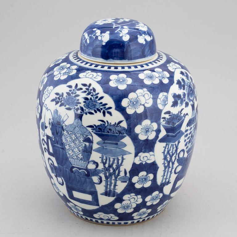 A blue and white jar with cover, late Qing dynasty, circa 1900.