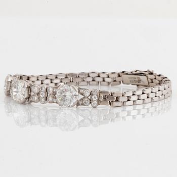 An 18K white gold bracelet set with old-cut diamonds with a total weight of ca 7.50 cts.