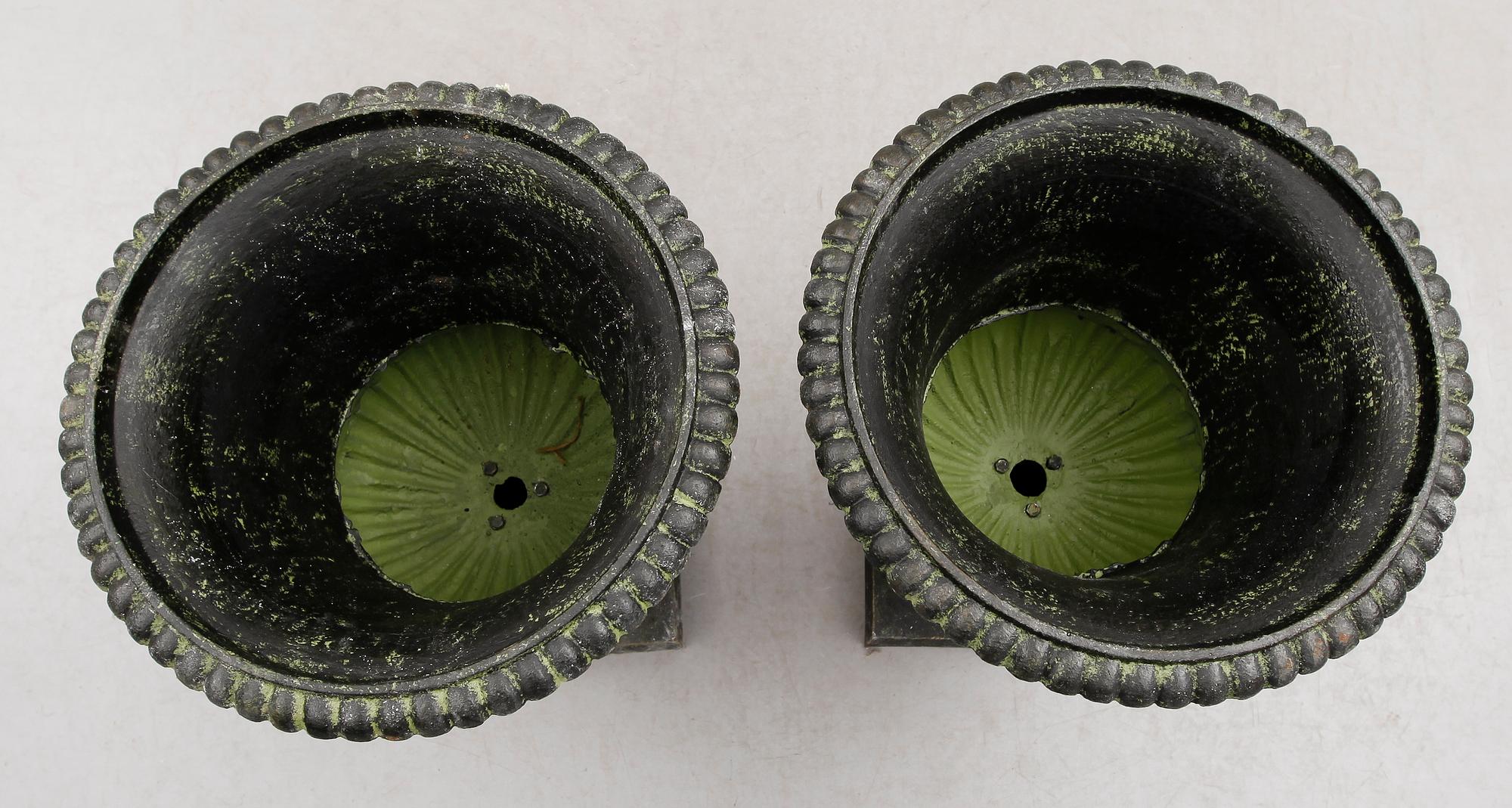 TRÄDGÅRDSURNOR, 1 par, gjutjärn, 1900-/2000-tal.