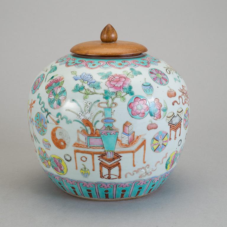 URNA, porslin, Kina, omkring 1900.