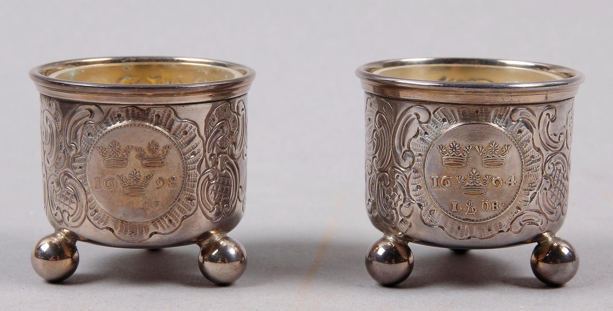 SKÅL samt SALTKAR, ett par, silver. 1900-tal.