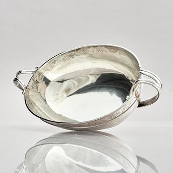 W.A. Bolin, oval skål med hänklar, silver. Stockholm 1931.