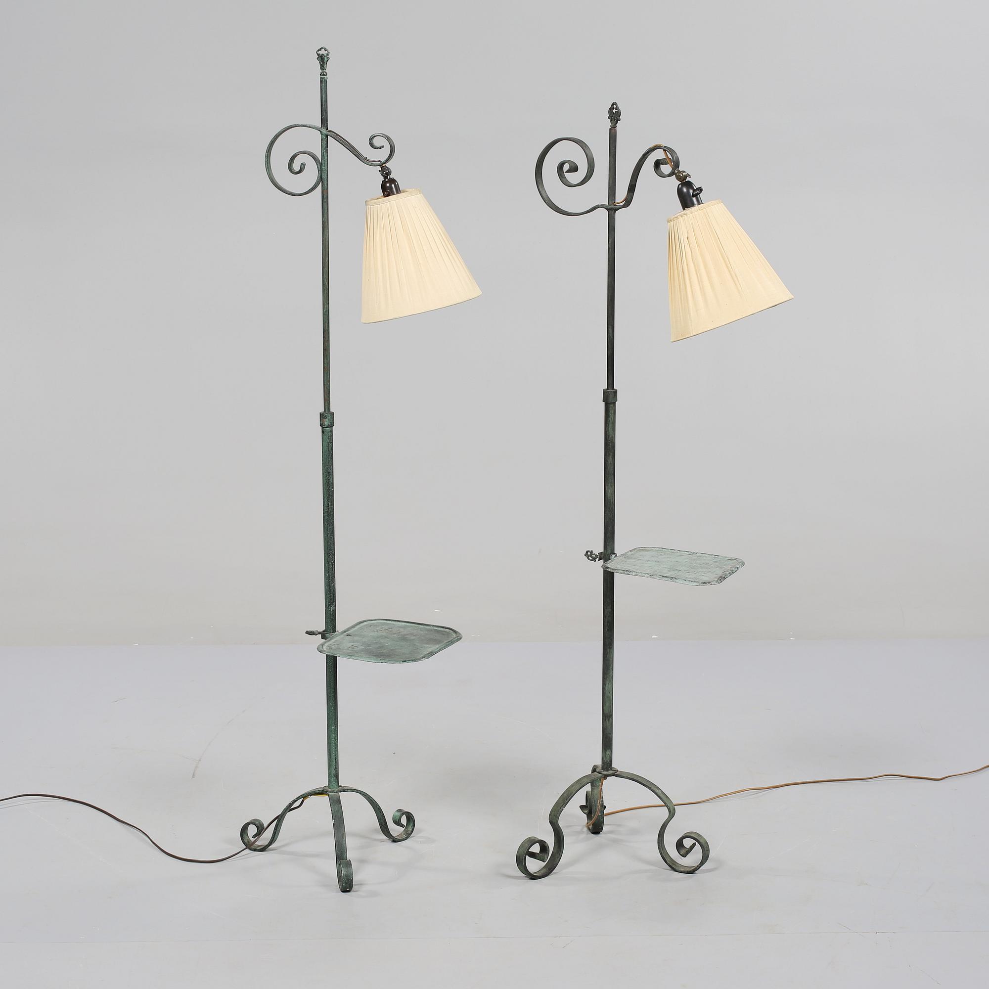 GOLVLAMPOR, ett par, 1900-talets mitt.