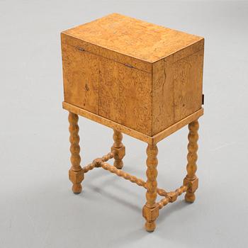 BESTICKSSCHATULL, masurbjörk, 1800-tal.
