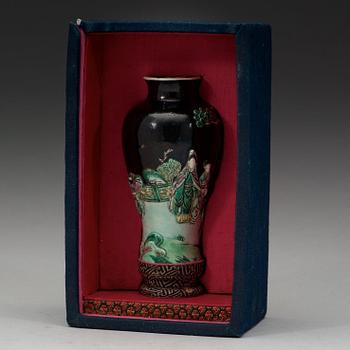 A famille noire base, Qing dynasty, 19th Century.