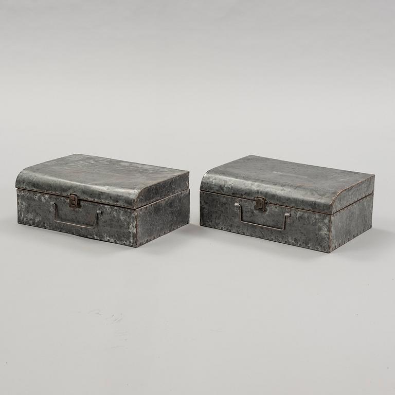 A set of 14 pcs metal boxes.