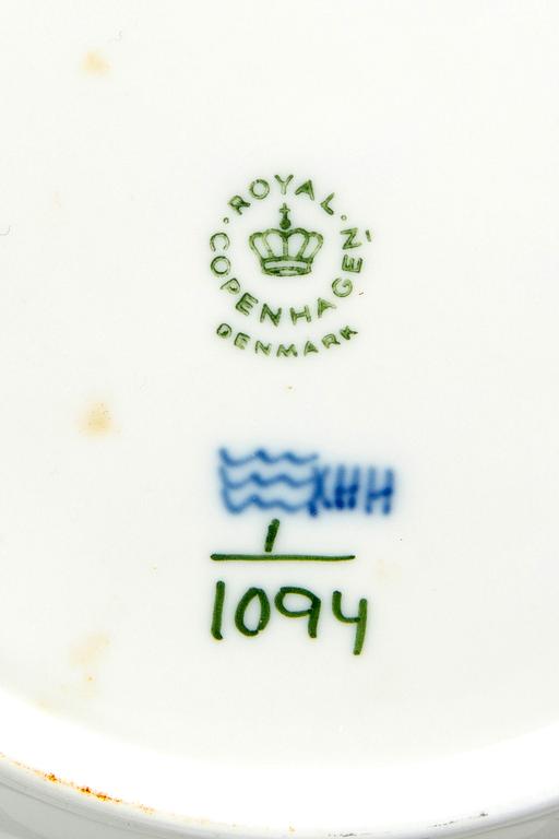 A set of 8 Musselmalet Royal Copenhagen plates nr 1094.