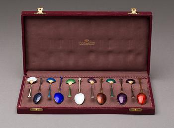 KAFFESKEDAR, 12 st silver och emalj CG Hallberg, Stockholm 1930-tal, vikt ca 120 g.