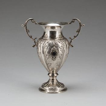 URNA MED HÄNKLAR, silver 900. Utländska stämplar. Vikt ca 298 g.