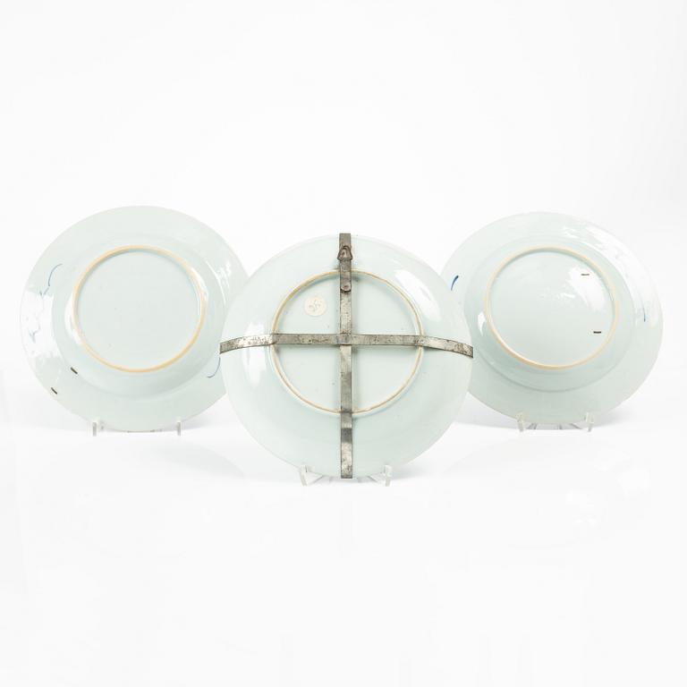 Skålfat samt ett par tallrikar, porslin, Kina, Qingdynastin, Yongzheng (1723-35).