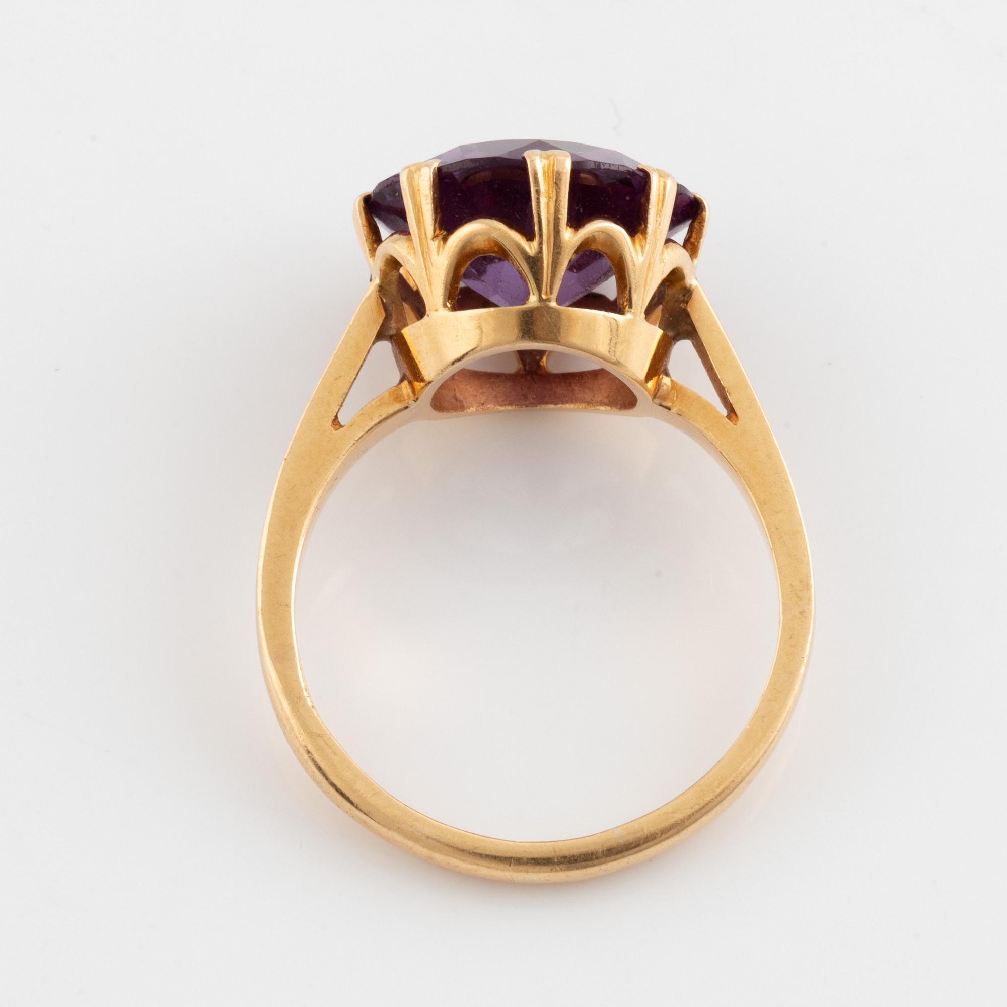 Ring, 18K guld med syntetisk färgväxlande safir.