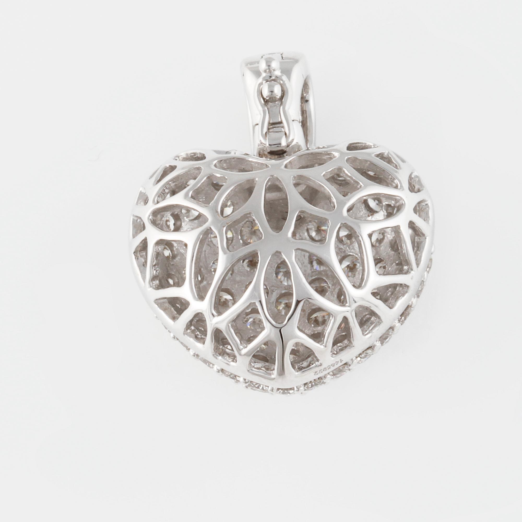 HÄNGE, 18K vitguld med  100 briljantslipade diamanter 1.72 ct. Vikt  6,0 gram.