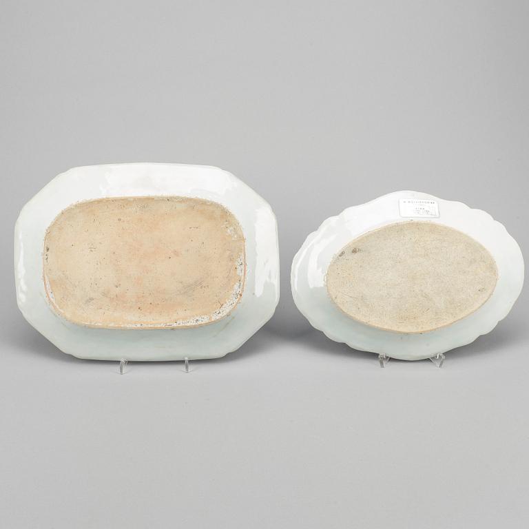 STEKFAT, 2 st. Porslin, Qing dynastin, Qianlong (1736-95).