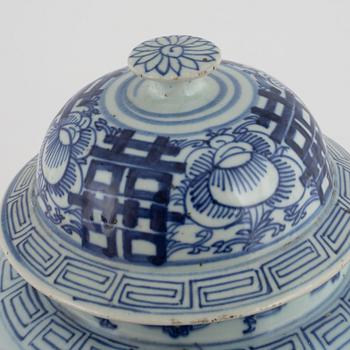 A lidded blue and white porcelain urn, China, late Qing dynasty.