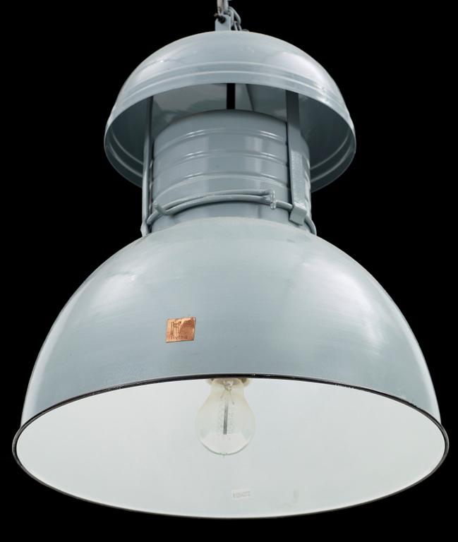 TAKLAMPA, industristil, 2000-tal. H ca 70 inkl hänganordning.