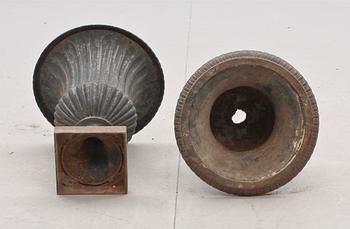 TRÄDGÅRDSURNOR, ett par, gjutjärn, 1900-tal.