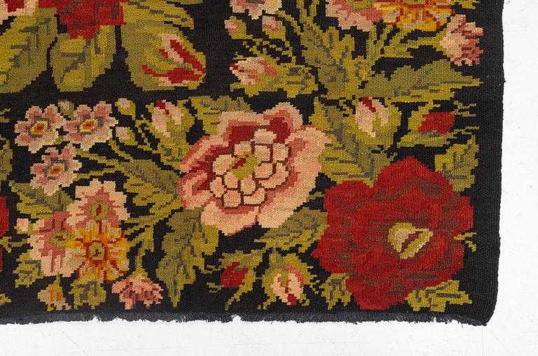 A Moldavian Kilim carpet, approx. 380 x 258 cm.