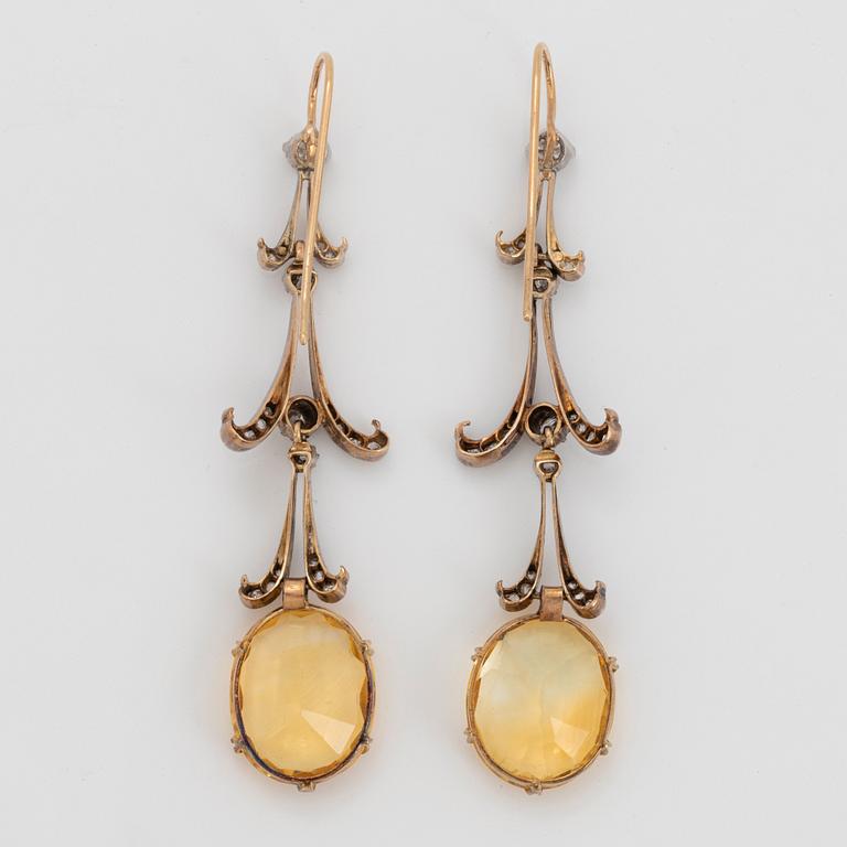 Ett par örhängen 14K guld och silver med fasettslipade citriner och runda briljant- och gammalslipade diamanter.