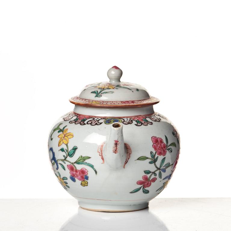 Tekanna med kopp och fat, porslin. Qingdynastin, 1700-tal.
