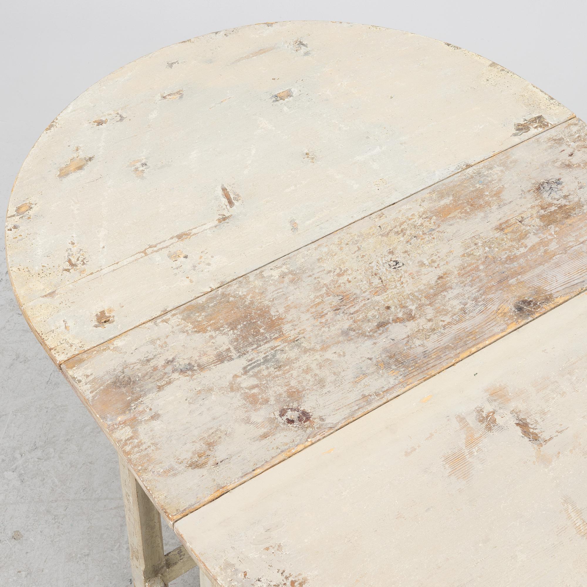 A Gustavian gate-leg table, circa 1800.