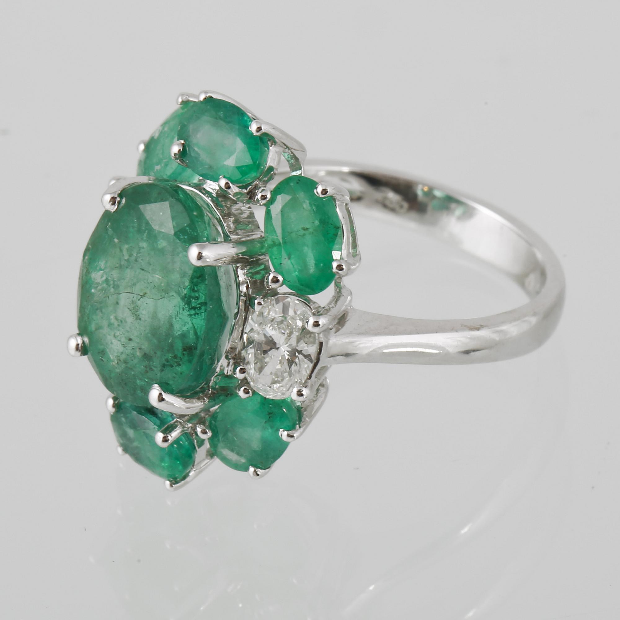 RING, 18K vitguld med 2 ovalslipade diamanter 0.63 ct samt ovalslipad smaragd 5.28 ct samt 6 mindre smaragder 2.90 ct.