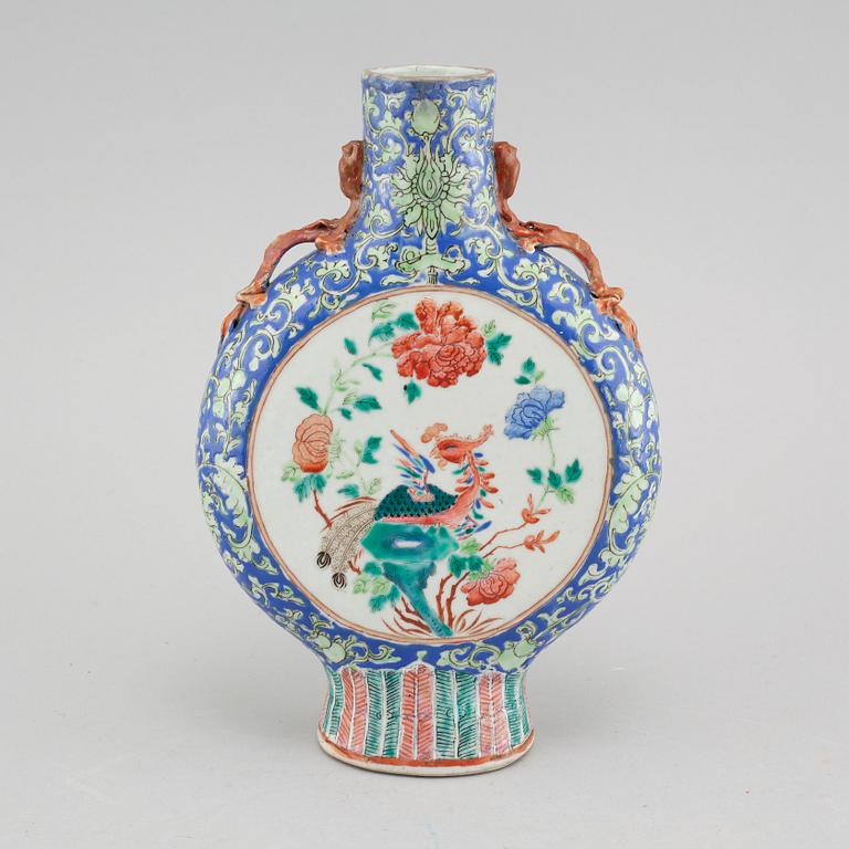 A porcelain moon flask from China, 19th century.