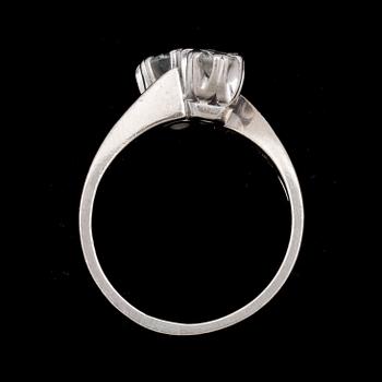 RING, 18k vitguld, 2 runda briljantslipade diamanter ca 0,50ct samt 0,26ct. Vikt ca 6,5g.