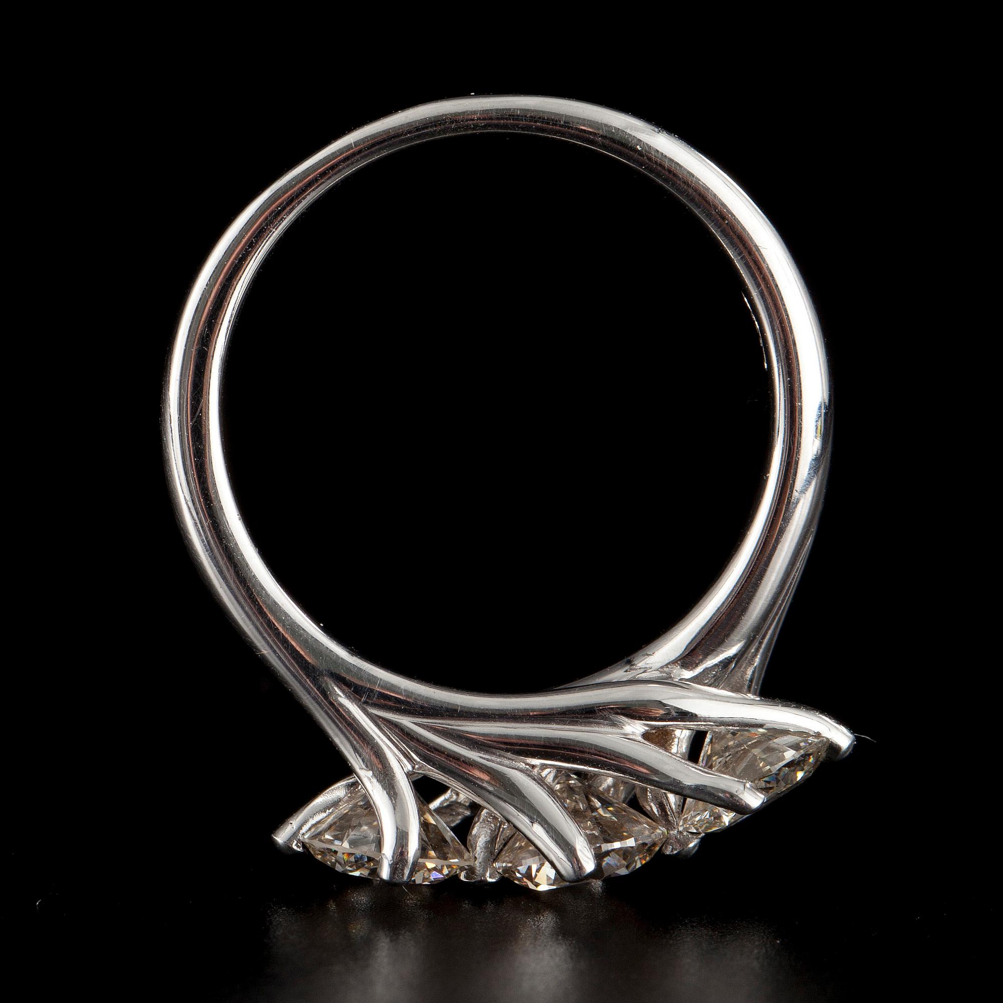 RING, vitguld 14k vitguld med 3 briljantslipade diamanter, totalt 1.75 ct. Vikt 5 g.