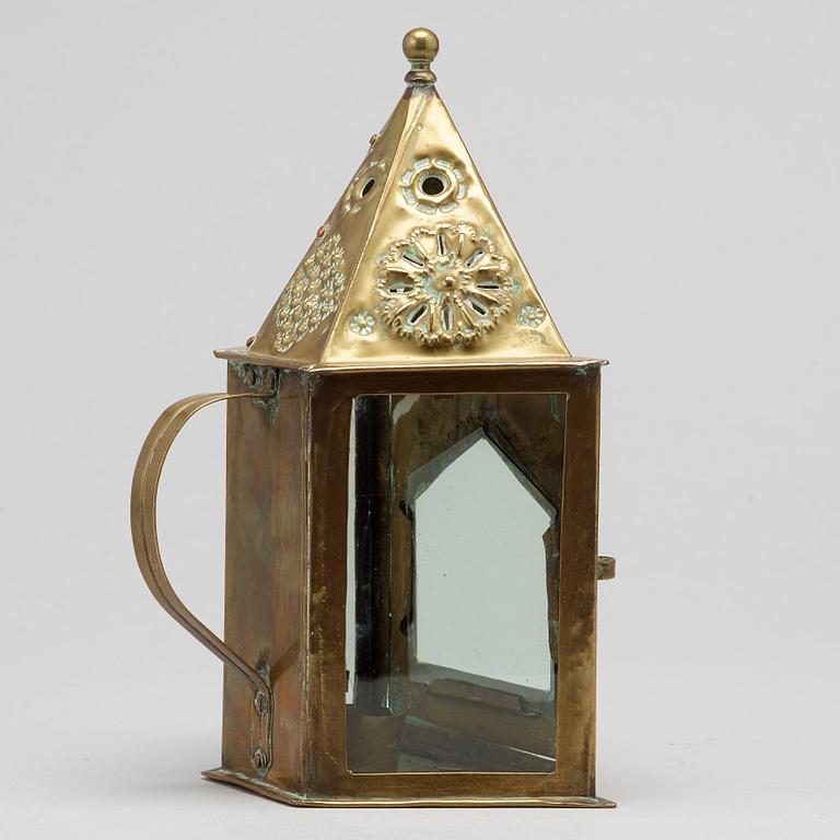 AN 18TH CENTURY BRASS HAND LANTERN.