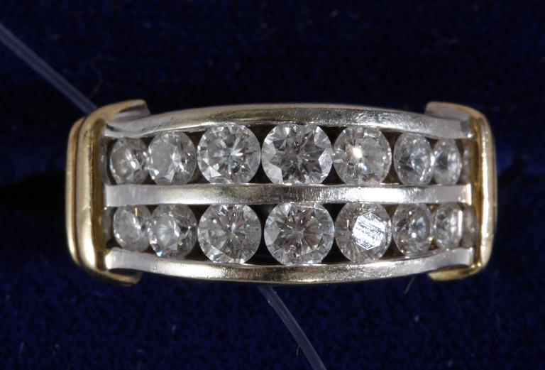 RING, 14k guld med briljantslipade diamanter.