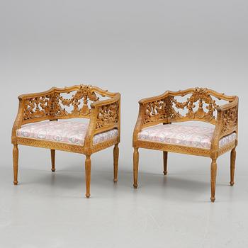 KARMSTOLAR, ett par. Gustaviansk stil. 1900-tal.