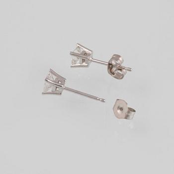 ÖRHÄNGEN, 18K vitguld med prinsesslipade diamanter ca 0.50 ct. Vikt 0,6 gram.