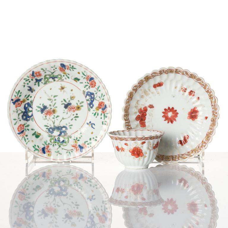 A Chinese iron red porcelain cup with saucer and a small famille verte dish, Qing dynasty, Kangxi (1662-1722).