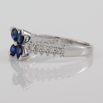 RING, 18K vitguld, diamanter tot ca 0.19 ct. och safirer tot 0.66 ct.