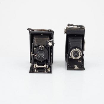 A pair of 1930s cameras, one Kodak Folding Brownie Six-20 and an Ica Icarette. Earlier half of the 20:th century.