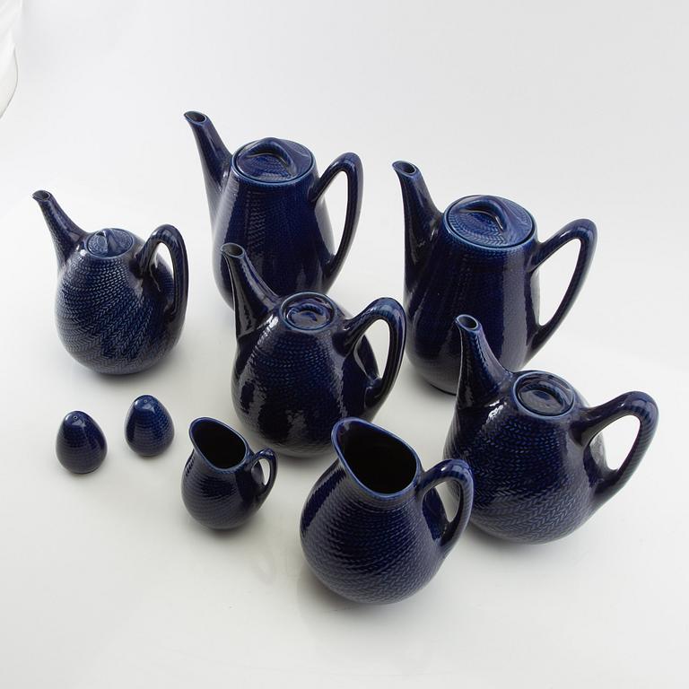 Hertha Bengtson, kannor och tillbringare "Blå Eld" 9 dlr Rörstrand porslin.