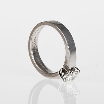 RING, 18K vitguld, briljantslipad diamant 0,41 ct. Finska stämplar 2012. Vikt 6,1 g. Intyg GIA.
