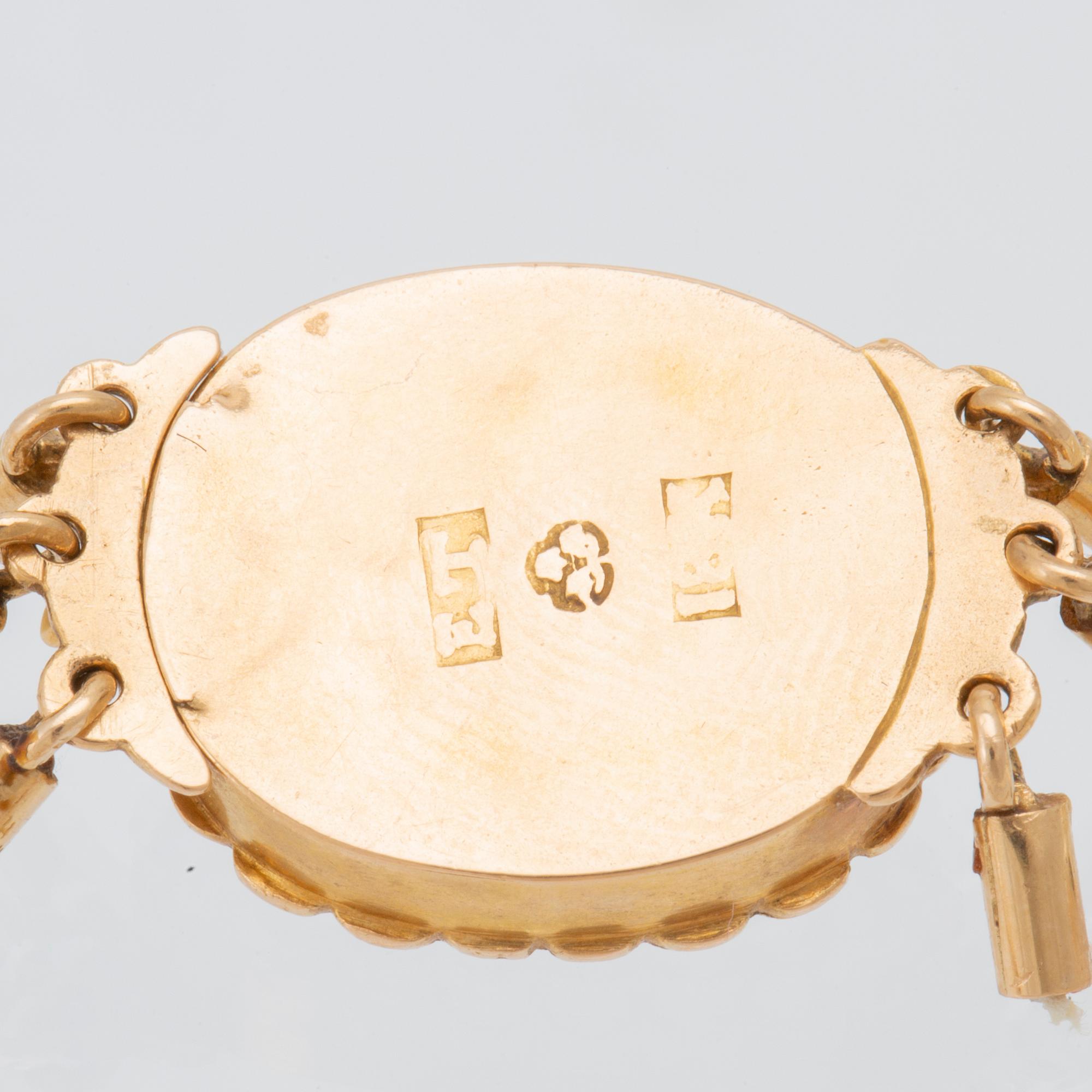 Halsband treradigt med odlade pärlor samt lås av 18K guld.