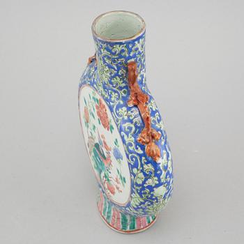 A porcelain moon flask from China, 19th century.