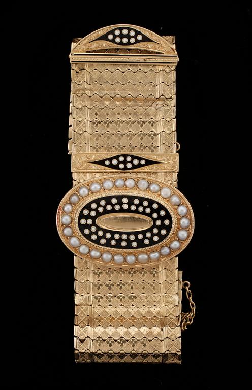 ARMBAND, 18k guld med emalj och seedpärlor. Vikt 46g.