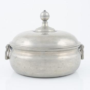 Gustaf Henning Pschorn, terrin / grötskål med lock, tenn, Stockholm (1752-1772).
