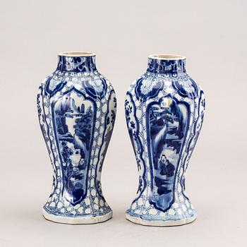 A pair of blue and white vases, Qing dynasty, Kangxi (1662-1722).