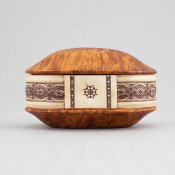 Esse Poggats, a Sami burr birch and reindeer horn box, signed and dated 77.