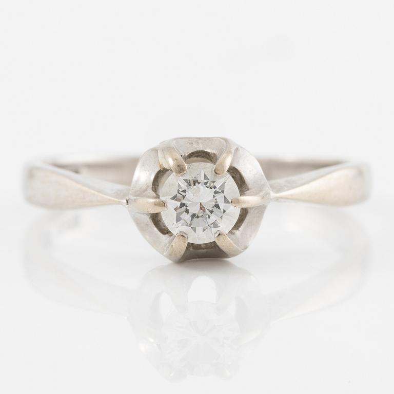 Ring in 18K white gold set with a brilliant-cut diamond.
