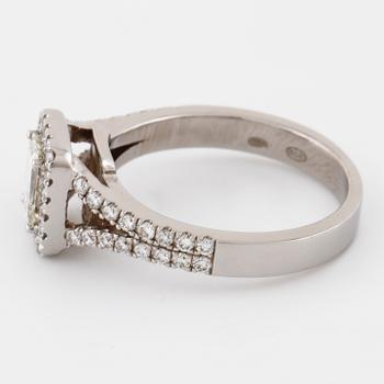 RING, med smaragdslipad diamant ca 0.75 ct samt briljantslipade diamanter totalt ca 0.50 ct.