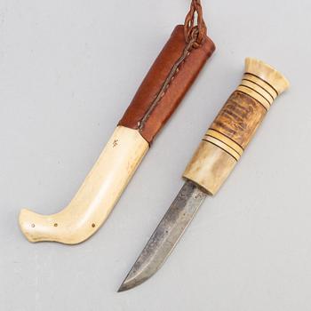 Two reindeer horn knives by Lars Kuhmunen och Kjell Fjällborg.